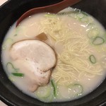 中国料理 鮮楽園 - 豚骨ラーメン←大丈夫、チャーシューの下にメンマが２つあるよ。