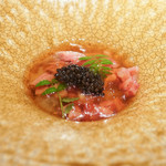 エクアトゥール - 牛肉と白くらげ、コンソメジュレにキャビア乗せ