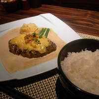 旬菜ステーキ処 らいむらいと - らいむらいと風チーズハンバーグ　ツヤツヤご飯と♪
