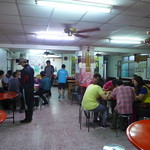 美光粄條店 - 午後、地域の皆さんで賑わっています。