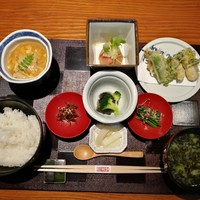 北新地 大嵓埜 - 蓋を取ると、熱々の鶏の葛煮やご飯、青さ海苔と葱のお味噌汁など