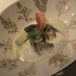 モナリザ - 前菜／空豆のスープと山菜、帆立貝のグリエ、チーズ風味の淡雪とともに