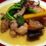 貝とカエルのフリカッセ、伊勢エビのソース。アワビが大ぶり！