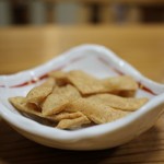 蕎麦正まつい - お通しで蕎麦チップを♪