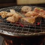 七輪焼肉 安安 - 焼ける雰囲気