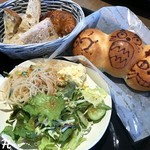 Bekari Kafe Motsuaruto - サラダバー ・食べ放題のパン (カゴ)