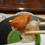 寿司割烹 魚紋 - 海老芋雲丹のせ。