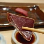 寿司割烹 魚紋 - 湯引きヅケ。