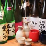 立ち呑みとうどん みのり - 日本酒は常に入れ替えて８本ほどあります