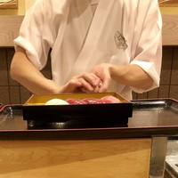 鮨 割烹 駒 - 握り方も美しい