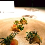 和歌山のカワハギ　肝のソースにエシャロットのアクセント　フィンガーライムの塩漬け