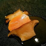 AKI NAGAO - 福岡黒鮑　鮑茸　フォアグラの酒粕マリネ　鮑肝のソース