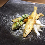 銀座 盡 - 北海道産ワカサギ(米粉と米油のフリット)、秋田産のタラの芽、白バルサミコ、酢橘ジュレ