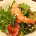 マダガスカル産 永遠の海老とアボカドと葉野菜のサラダ