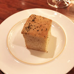 ワイン カルコス - 自家製ローズマリーのフォカッチャ