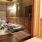 この日はほぼ満席。ガラスに映る店内