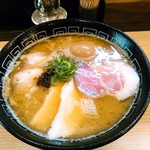 中村麺三郎商店 - 特製になると、まあまあ歯応えのある豚肩ロース１枚、しっとり鶏チャーシューととろける豚バラチャーシューは２枚ずつ。黒く見えるは焦がしねぎかな。味玉もあります。