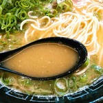 中村麺三郎商店 - 麺は白湯らぁ麺と担々麺用の少し芯の感じられる低加水自家製細麺。醤油や塩らぁ麺とは違います。鶏×豚、そして煮干×節の白湯には専用のたれを合わせます。