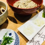 十割舞そば 忠庵 - 薬味と惣菜がつく。