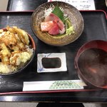 すしごはん 馬ん場 - 本日の日替りは、カキ天丼定食（800円税込）。
      お造りと赤出汁が付いています。