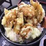 すしごはん 馬ん場 - カキ天丼のアップですが、このボリュームです。
      載っている7個のカキはデカイくて、プリプリです。