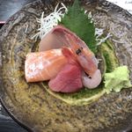 すしごはん 馬ん場 - 定食に付いているお造りは、ハマチ、サーモン、ヨコワ、甘エビの4種です。