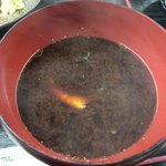 すしごはん 馬ん場 - アラ入りの赤出汁は例によって丼で提供されます。