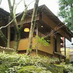 揚梅亭　奥のお部屋を外から