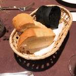 ラ・スースANN - くるみパンと竹炭パン