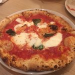 DUMBO PIZZA FACTORY - 2018年1月。コースのメインのマルゲリータ。2人で1枚です。