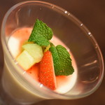 盤古殿 - フルーツ入り杏仁豆腐（４６０円＋税）２０１８年１月