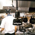 Sagamihara 欅 - 佐野氏の背中とライト。予告通り、カウンター上に４つライトが付きました。これで欅渾身の一杯の写りは良くなるかな？(^_^)