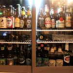 La Picada de tres - 瓶ビールは約60種類