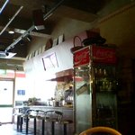 エアーズロック・カフェ＆ダディードーナツ - カウンター席もあります