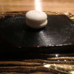 六雁 - 白胡麻味噌マカロン