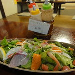 居酒屋本舗 カーブ - 海鮮サラダ（630円）ドレッシングは3種類出てくるよ！
