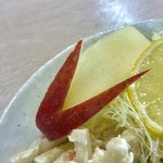 小鳥食堂 - 自分の分身の形のリンゴもありました(笑)【料理】 