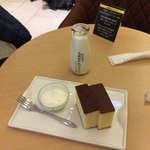 北海道牛乳カステラ - カステラと牛乳と生クリーム。400円？