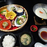 海幸 - ◆雷山（1404円：税込）・・花籠・豆乳湯葉鍋・ご飯・お味噌汁・香の物など。