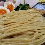 らーめんや煌 - つけめん特盛り
      盛り付けキレイに畳まれています(^^)d