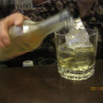 すみや - 女将さんに注がれて