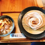 武蔵野うどん 武久 - きのこ肉汁うどんです。
            麺の量は『大』、トッピングは『肉増し』をオーダーしました(o^^o)