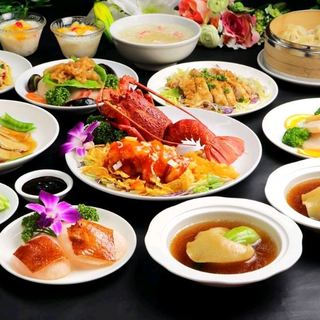 普段使いから接待や記念日まで。幅広いコースプランが魅力