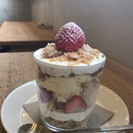 マノ カフェ - 季節のパフェ／いちごのショートケーキ 700円(税込)