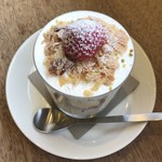 マノ カフェ - 季節のパフェ／いちごのショートケーキ 700円(税込)