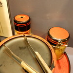 まことうどん - 「はりはり漬け」と「柚子胡椒」「七味」が卓上に用意されてます