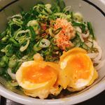 おにやんま - 冷ぶっかけうどん(並)@300円+半熟卵天@90円+ネギ増量@50円