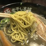 極煮干し本舗 - 細めの縮れ麺です．