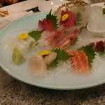 秀吉 桜木町店 - 刺身盛り合わせ。ドライアイスの煙が素敵