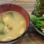 Kobachi - セットの味噌汁とサラダです(^^)